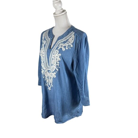 Chico’s Chambray Appliqué V neck High Low Blouse - Picture 3 of 10